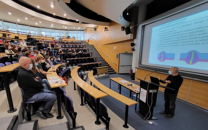 Photograph of Daniel Baumgartner presenting his latest work at the HealthTech Day 2021