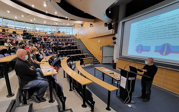 Photograph of Daniel Baumgartner presenting his latest work at the HealthTech Day 2021